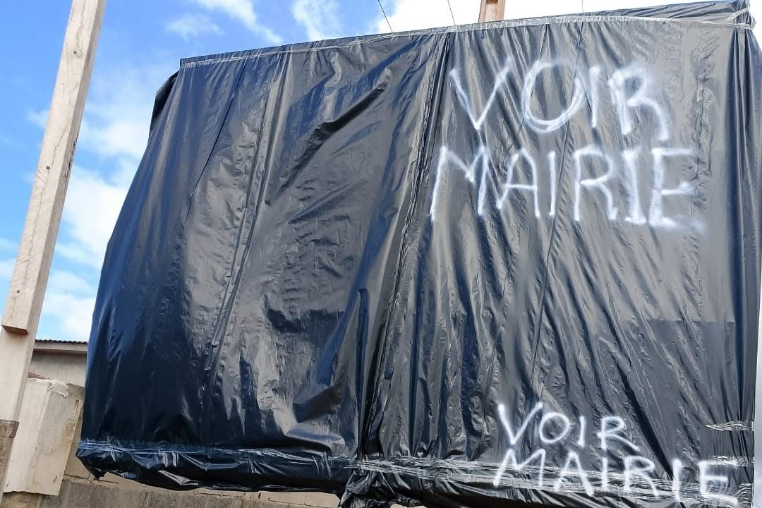 Opération couverture des panneaux non à jour